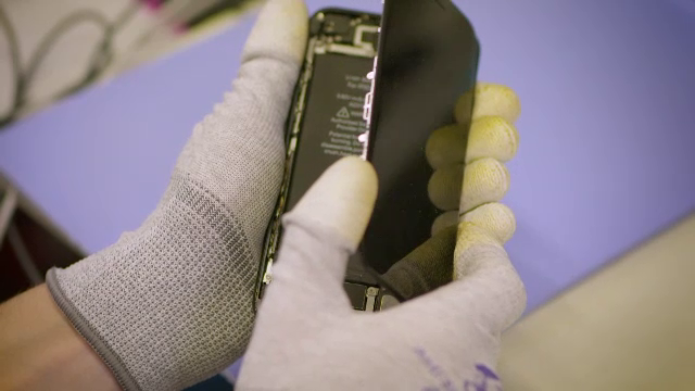 Telefoanele recondiționate devin din ce în ce mai populare în România. 1 român din 2 a cumpărat un smartphone second-hand