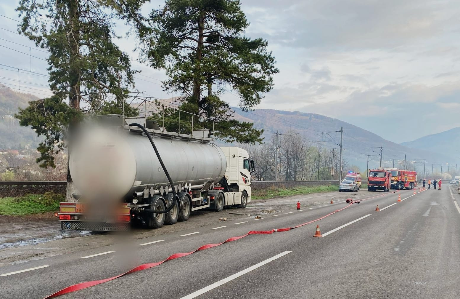 Scurgeri de acid sulfuric dintr-o cisternă aflată pe DN 1, la Comarnic. Casele din zonă au fost evacuate, s-a emis RO-Alert