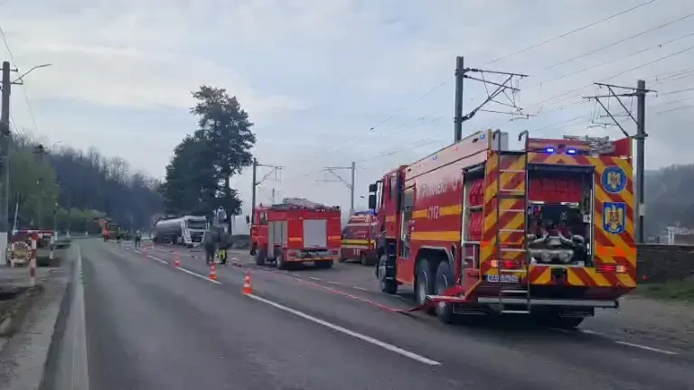 Scurgeri de acid sulfuric dintr-o cisternă aflată pe DN 1, la Comarnic