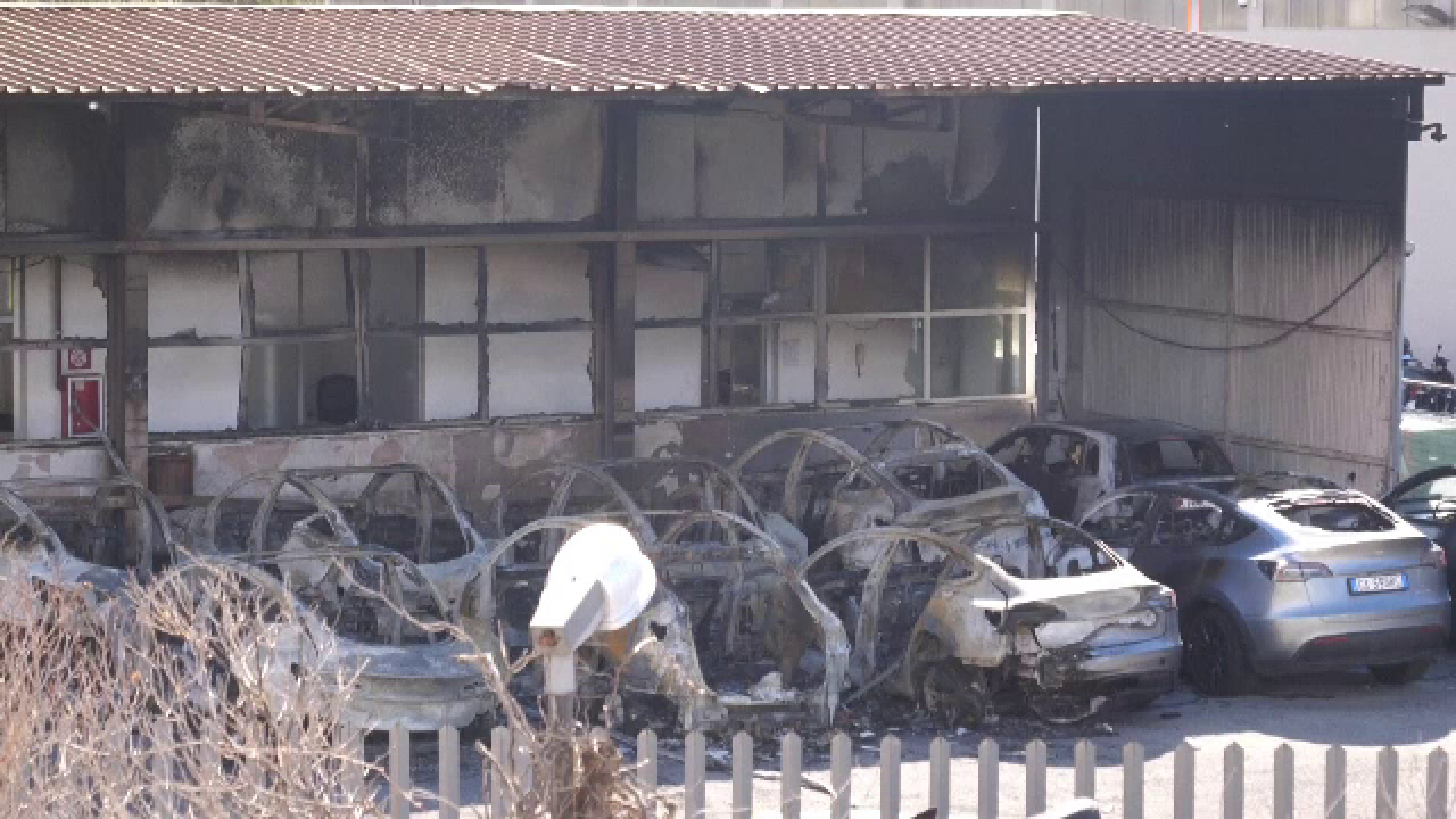 Mașini Tesla arse la Roma, Elon Musk spune că e terorism. Vânzările sale din Europa s-au prăbușit cu 50%