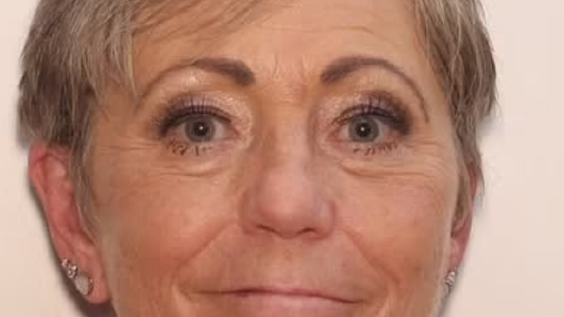 O femeie a scăpat cu viață după ce s-a răsturnat cu mașina, dar a murit câteva momente mai târziu într-un accident uluitor