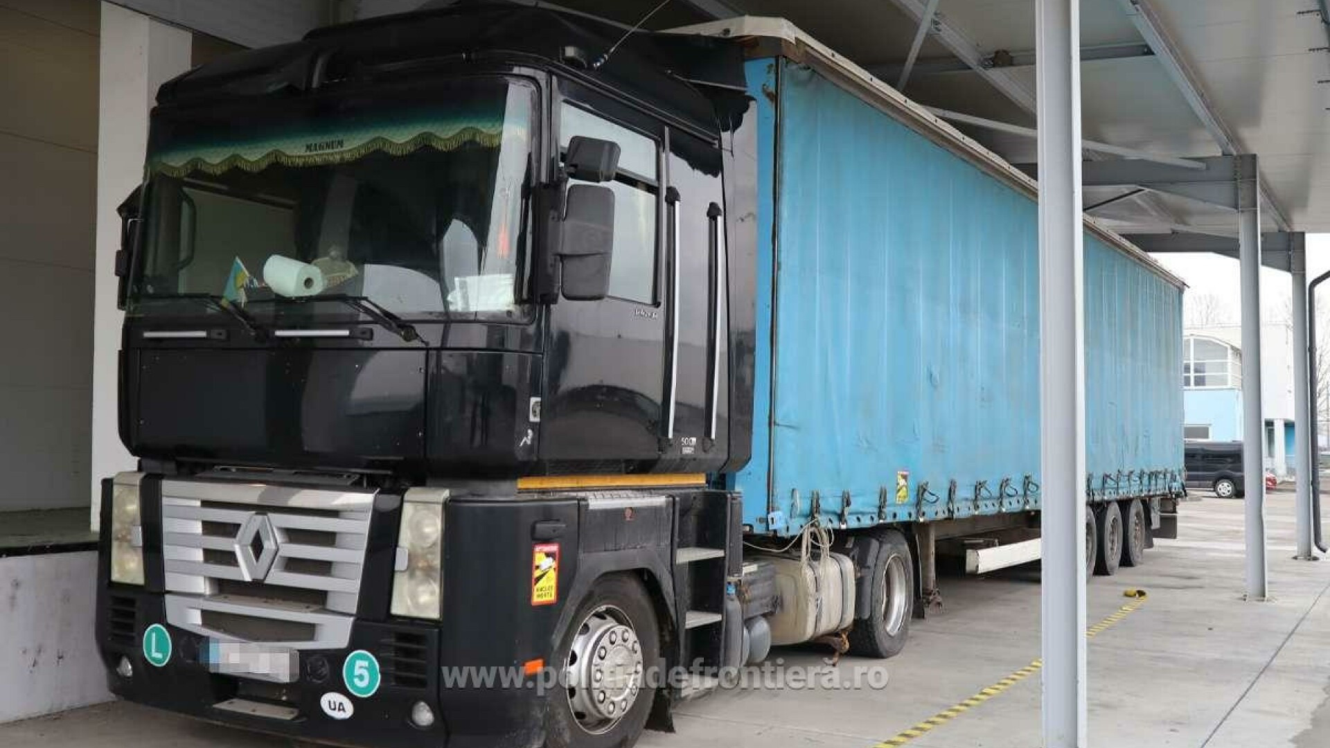 Captură de jumătate de milion de euro în vama Siret. Ce se ascundea într-un TIR ucrainean care transporta paleți. FOTO