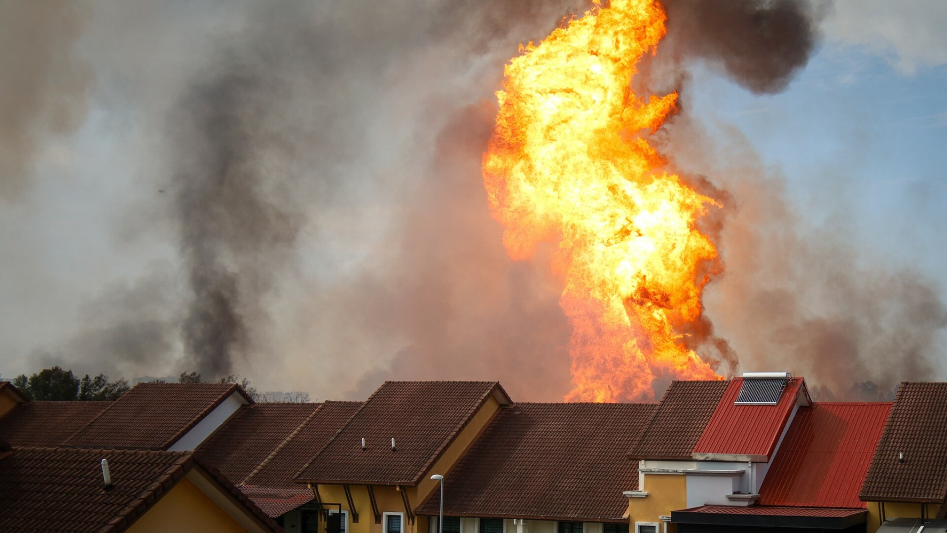 Explozie uriașă la un gazoduct, într-o zonă locuită din Malaysia. Sunt 100 de răniți și 50 de locuințe avariate. VIDEO