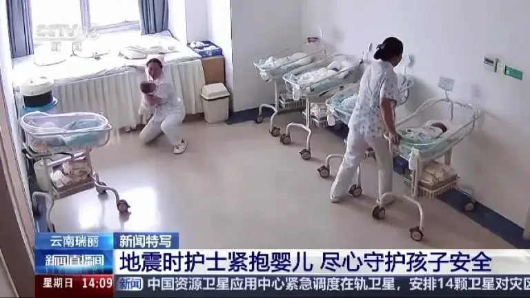 Asistentele eroine din China. Imagini dramatice în care protejau bebelușii cu propriul corp în timpul cutremurului devastator