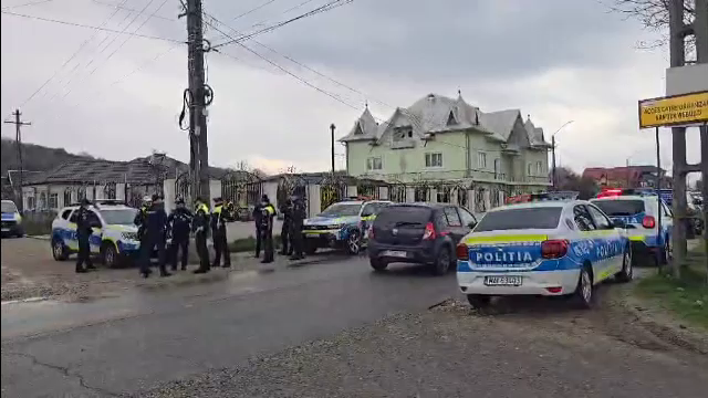 Un tânăr deranjat de transmisiunea live a unei rude s-a urcat în mașină și s-a dus glonț la ea acasă. A venit și poliția