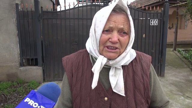 O bătrână i-a dat 16.000 de lei unui străin care a păcălit-o că fiica ei riscă să rămână paralizată și trebuie operată