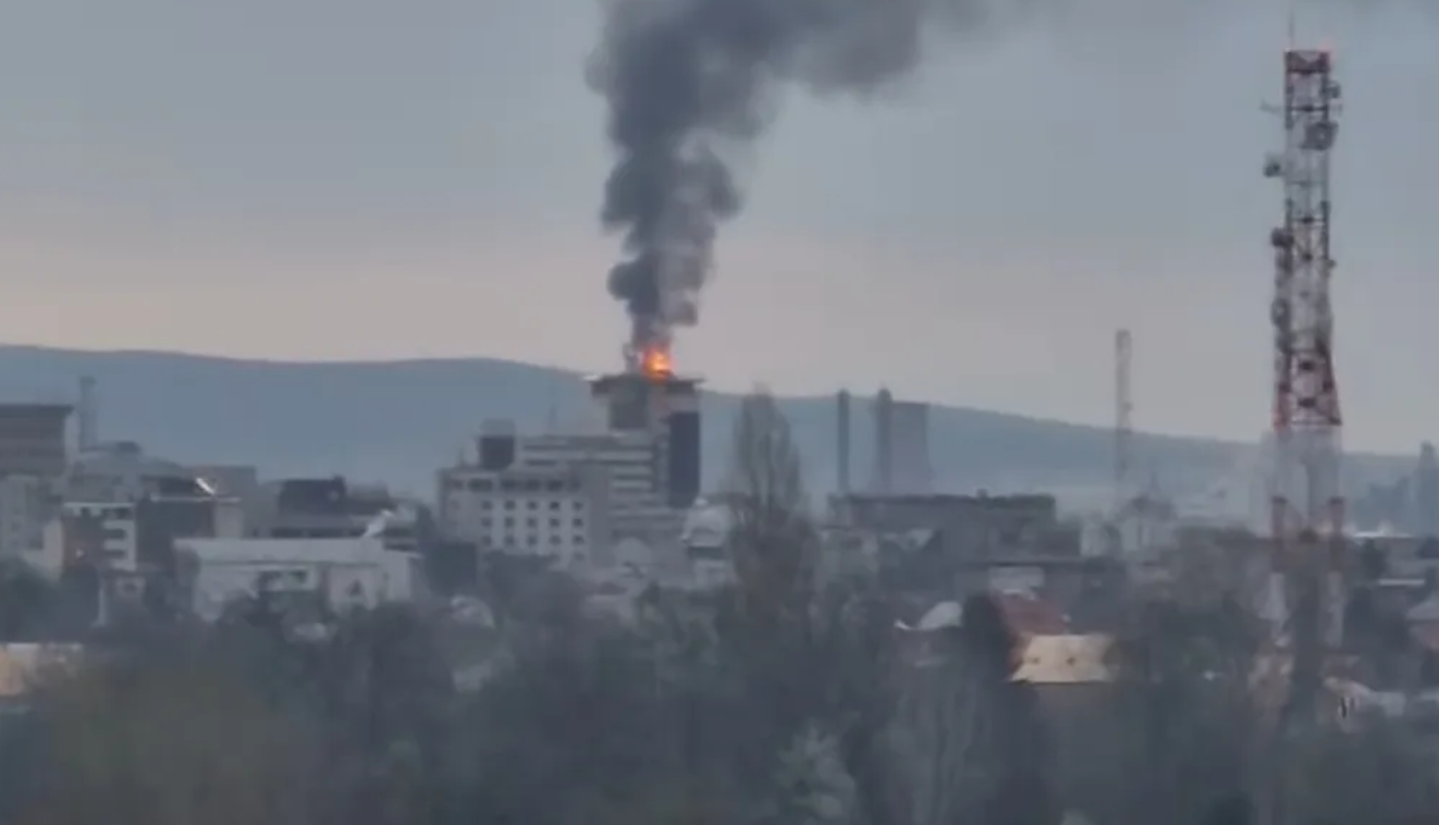 Fum gros la Rafinăria Lukoil Ploieşti după o cădere totală de tensiune. Garda de Mediu face verificări. FOTO