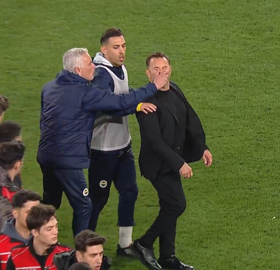 „Special One” – Mourinho l-a ciupit de nas pe antrenorul advers după ce echipa sa a pierdut în Cupa Turciei | Video