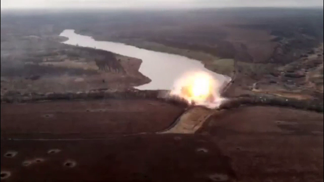 Momentul în care Rusia își bombardează singură un baraj, ca să nu mai înainteze trupele ucrainene | VIDEO