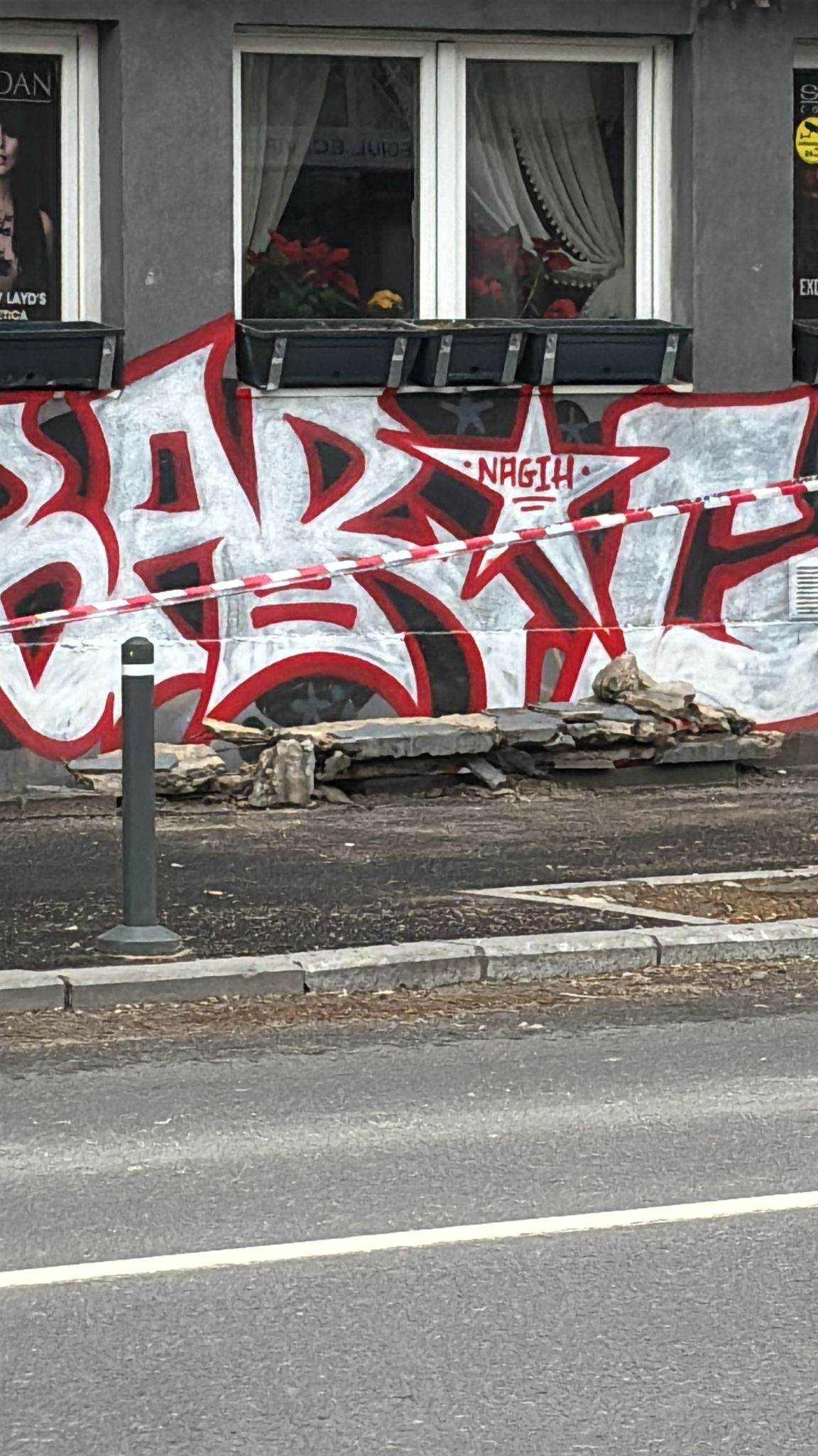 O bucată de pervaz a căzut de pe o clădire din Piața Romană, din București, de la etajul 3