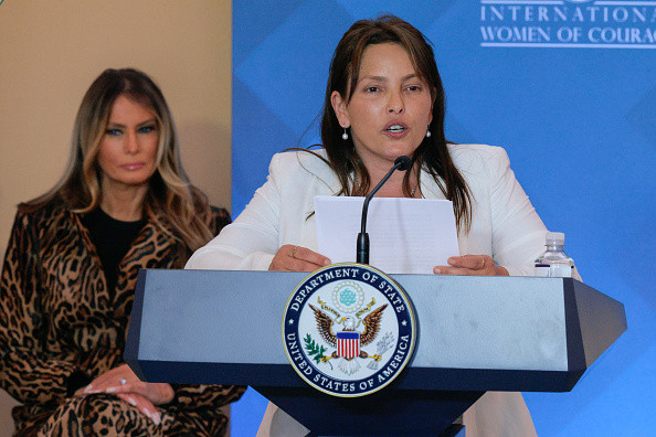 Melania Trump, plină de eleganță la o ceremonie de premiere în SUA. Prima Doamnă a purtat un palton de 11.000 de dolari. FOTO