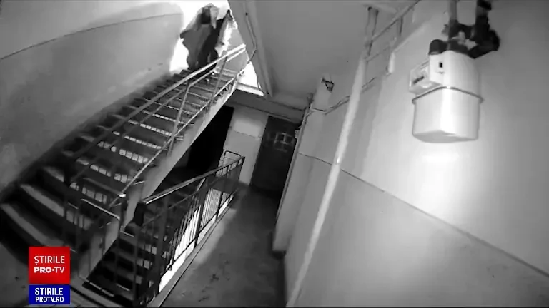 Un bărbat din Craiova a distrus camera de supraveghere montată la locuinţa unei femei. Și-a acoperit capul cu un cearşaf