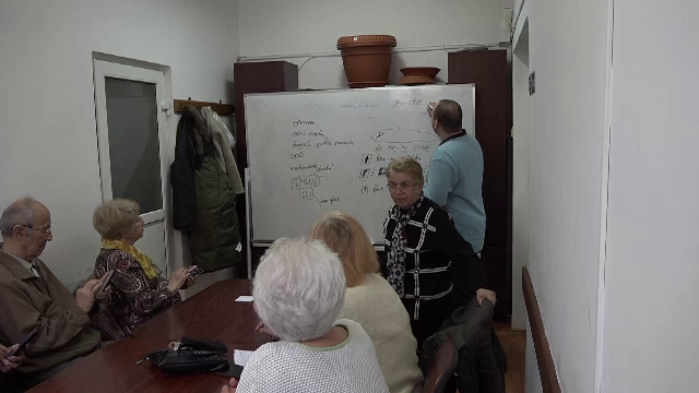 Cursuri pentru bunicii din Oradea care vor să învețe cum să folosească smartphone-urile. ”Vorbim cu nepoții pe Skype”