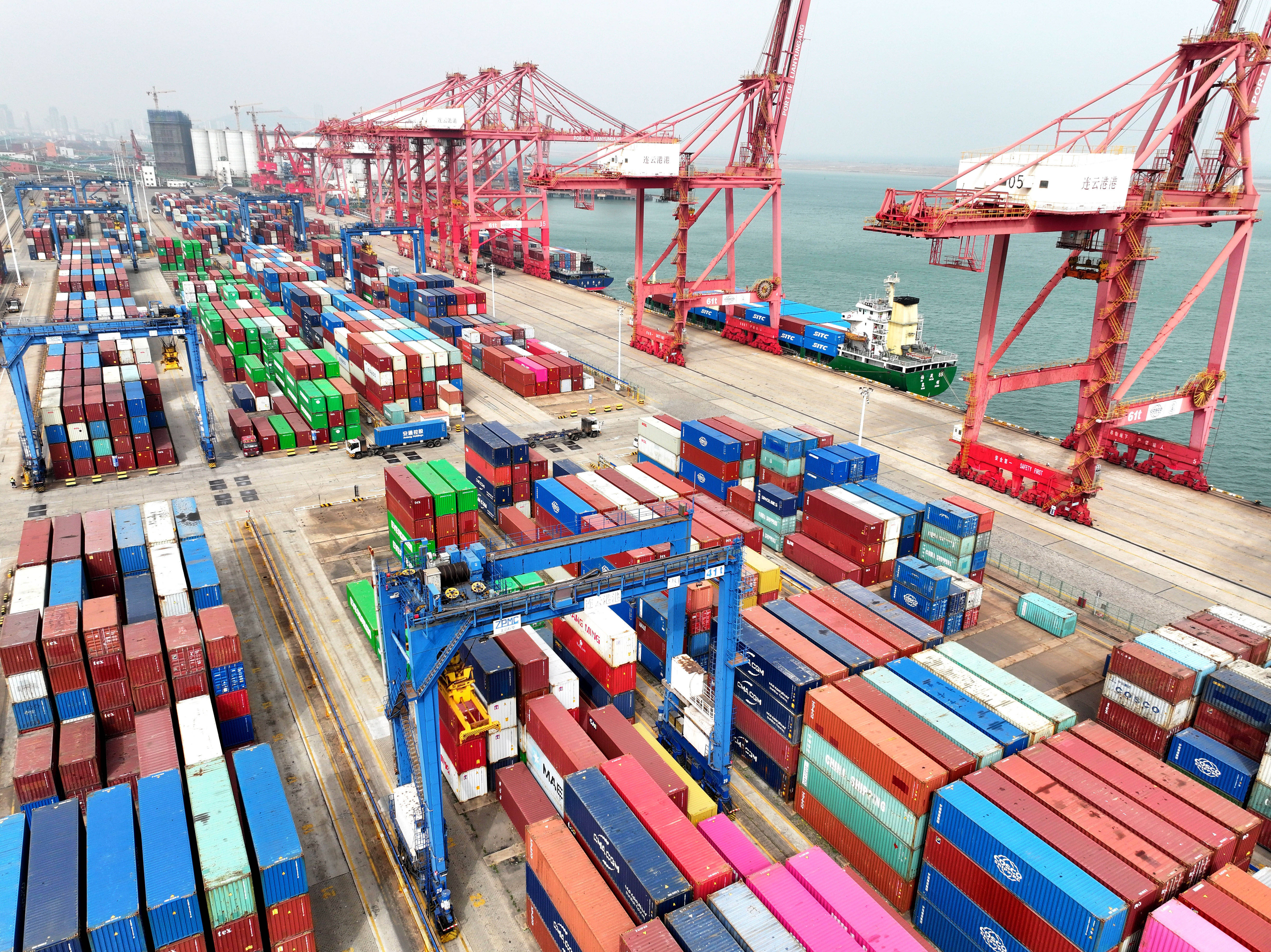 Amenințarea lui Trump a devenit lege: Toate produsele importate de SUA din China vor fi taxate cu 104%