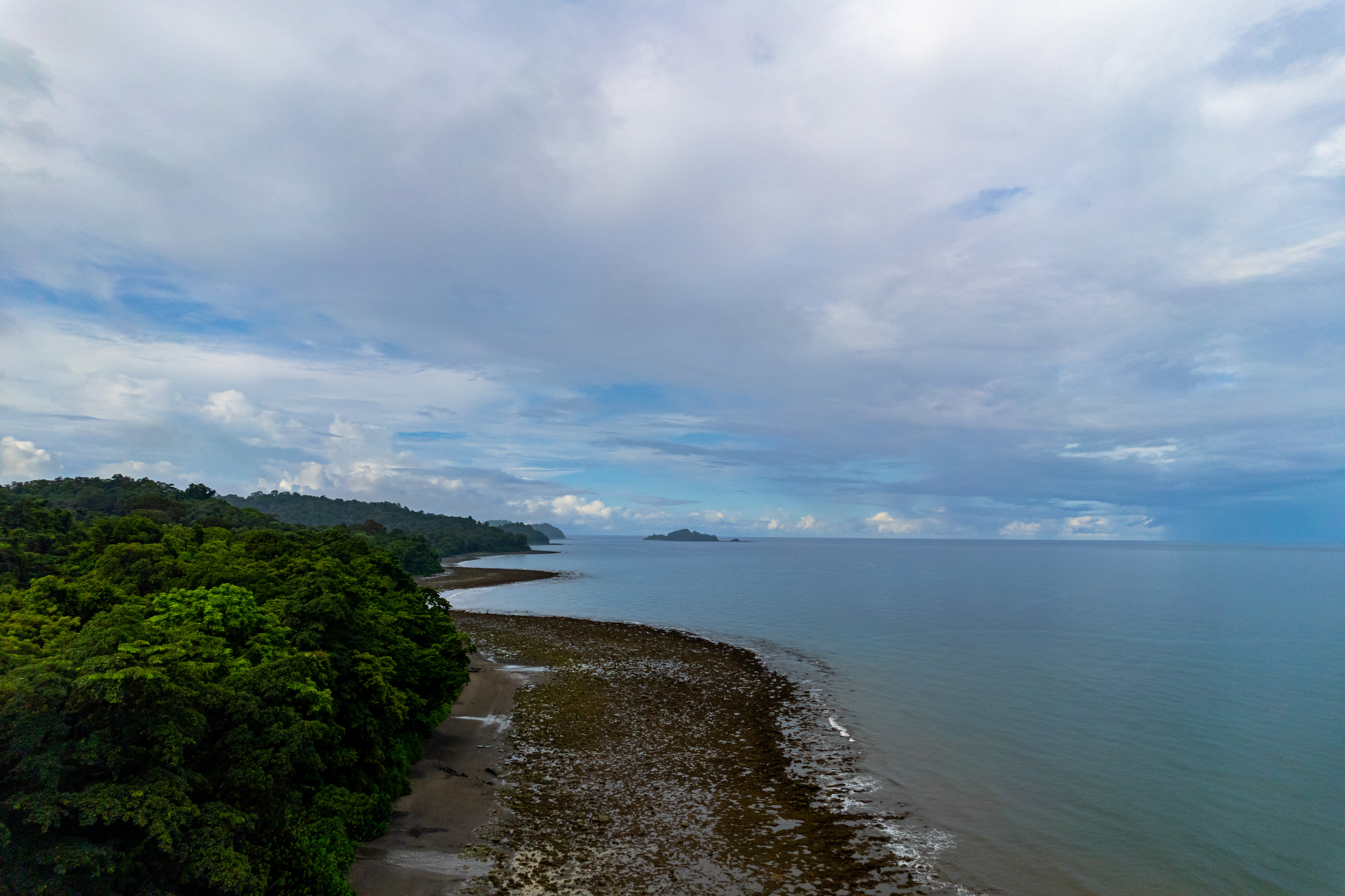 Un turist american a fost arestat după ce a vrut să ia contact cu un trib izolat de pe o insulă, unde accesul este interzis