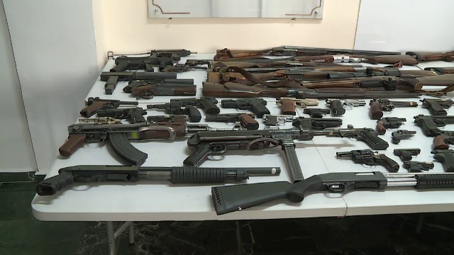 Arsenalul lui Horațiu Potra. Poliția a prezentat armele confiscate de la gruparea sa de mercenari