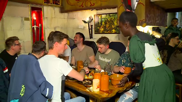 Restaurantele din România unde „mănânci ca un animal”. Nu primești ustensile și trebuie să iei mâncarea cu mâna