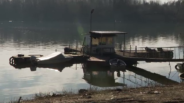 Investiție dezastruoasă la Giurgiu. Primăria a reușit imposibilul: ponton plutitor construit pe uscat