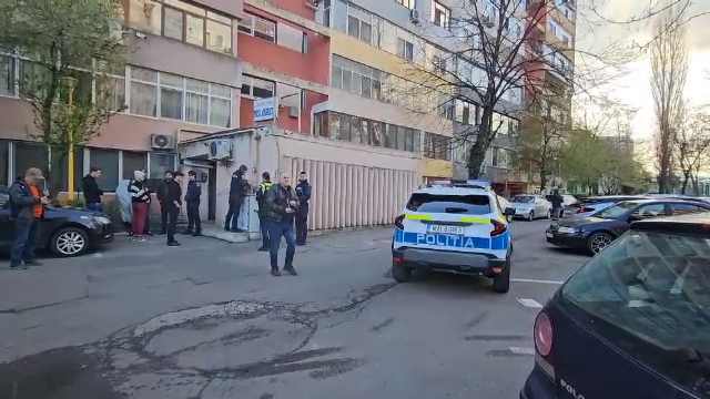 Jaf armat la un magazin din Constanța. Doi hoți, căutați de poliție după ce au amenințat o vânzătoare