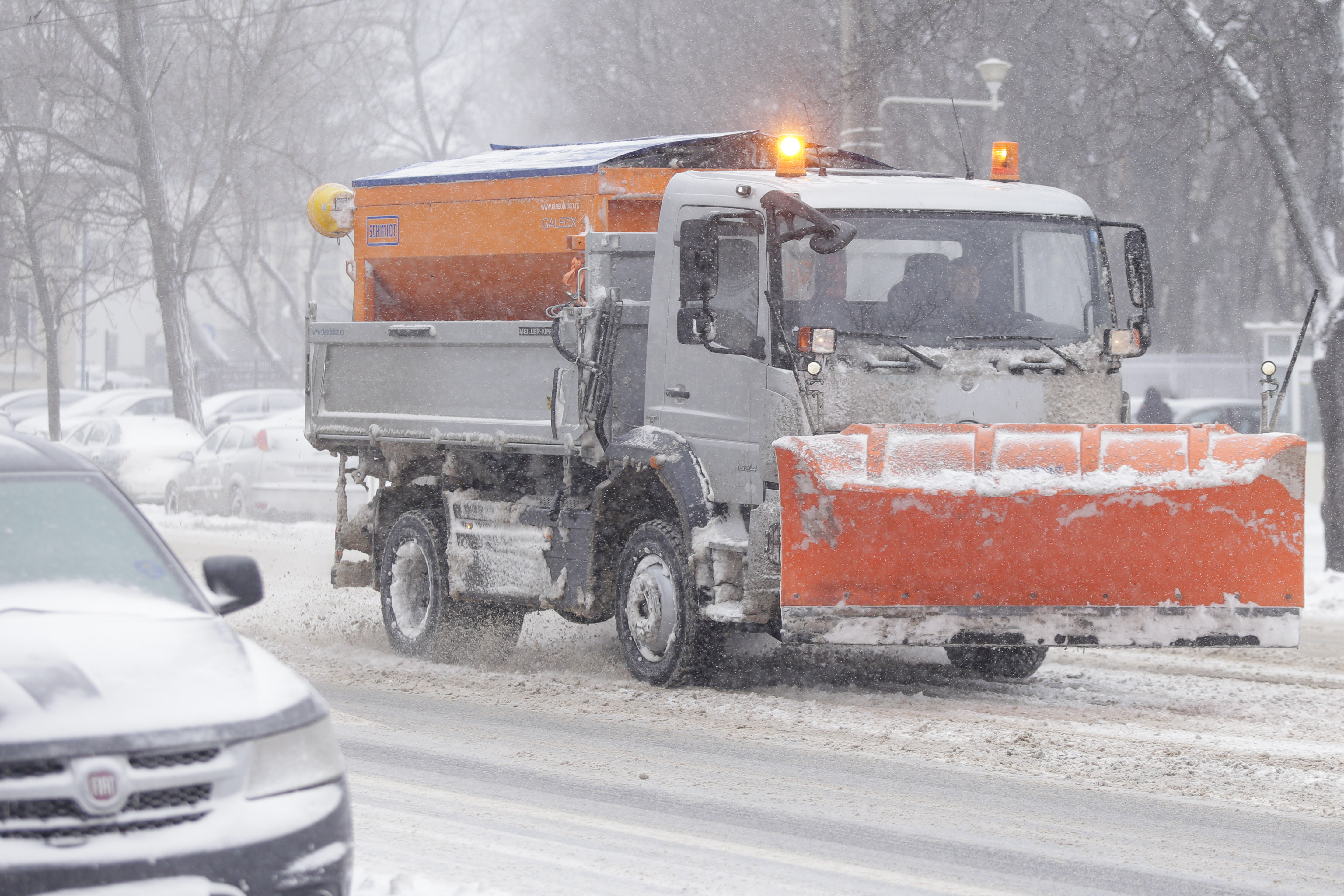 Bucureștiul, sub zăpadă. Peste 300 de utilaje intervin pentru deszăpezire. Situația pe sectoare