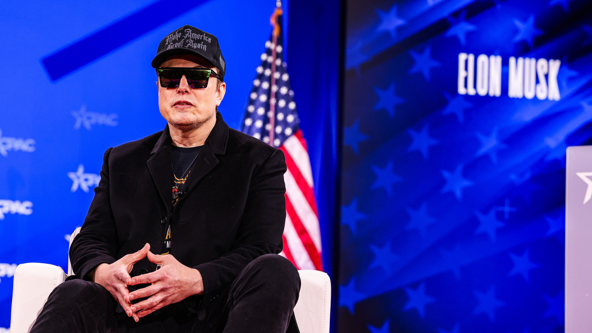 Elon Musk îl numește „imbecil” pe consilierul lui Donald Trump care a declarat că miliardarul este un simplu „asamblor”