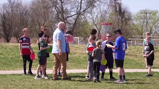 Petrecere surpriză pentru un băiat cu ADHD din SUA. Mama lui a strâns zeci de oameni cu ajutorul rețelelor sociale