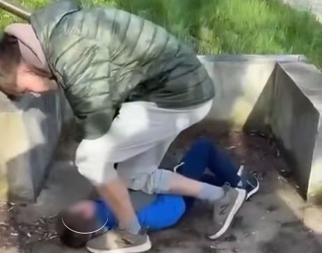 Copil bătut de un adolescent într-un parc din Ștei. Poliția face cercetări după „concursul” filmat de pumni și picioare