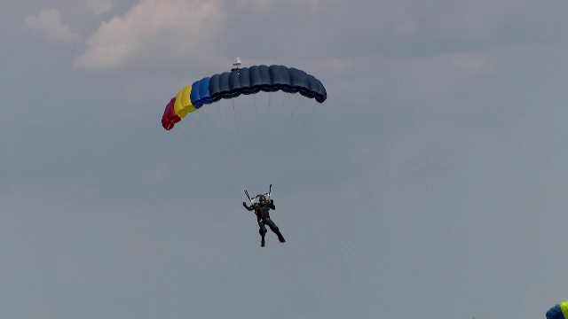 Aeroclubul României atrage un număr record de cursanți. 800 de tineri se pregătesc pentru a sări cu parașuta