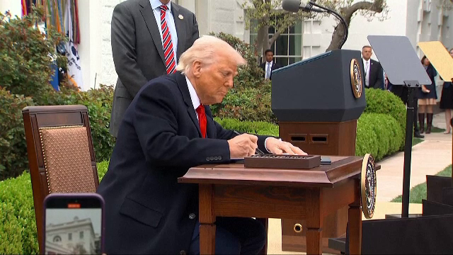 Trump, acuzat că distruge economia SUA. „Vor fi consecințe grave. Oamenii și-au văzut economiile pentru pensie distruse”