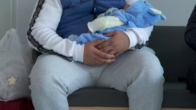 Doi tineri din Gorj și-au vândut copilul nou-născut pentru 7.000 de euro, plătiți pe o mașină. Sunt dați în urmărire