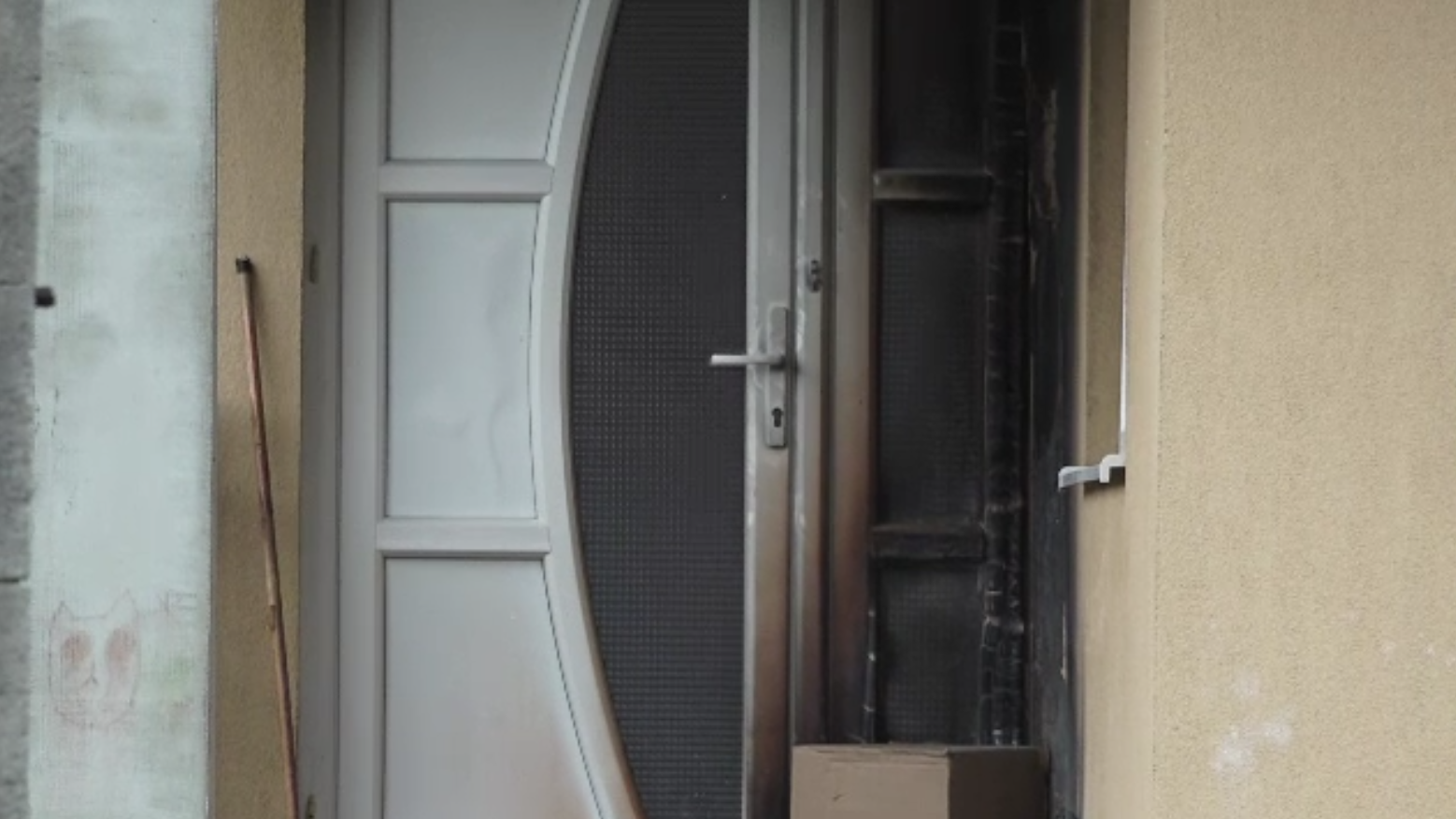 Clipe de coșmar pentru o femeie din Mureș. Un bărbat pe care-l cunoscuse pe internet i-ar fi incendiat ușa casei