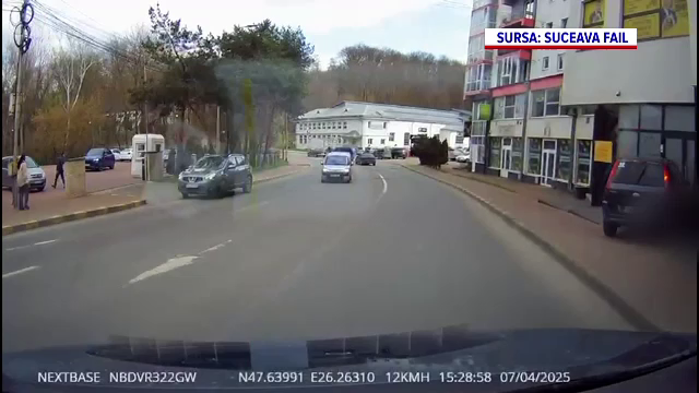 Momentul în care o șoferiță pierde controlul volanului și intră cu mașina în ușa unui cabinet stomatologic | VIDEO