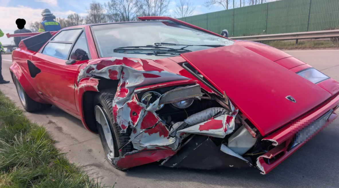 Un șofer de 83 de ani a scăpat cu viață după ce a făcut praf un Lamborghini de 200.000 de euro într-un accident, în Germania