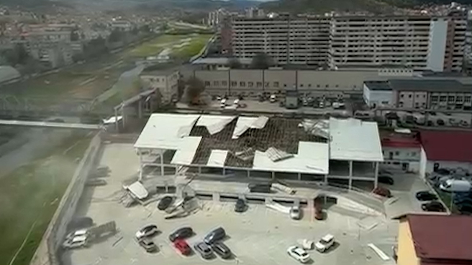 13 mașini au fost avariate de acoperișul unei parcări, smuls de vântul extrem de puternic, în Râmnicu Vâlcea. VIDEO