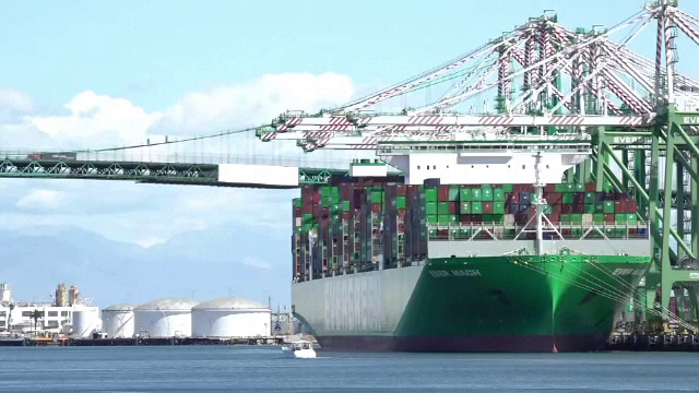 Trump nu renunță la taxarea Europei și cere în plus să cumpere energie de 350 de miliarde de dolari din SUA. Reacția UE