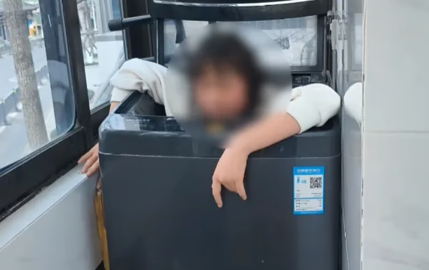 O fetiță din China s-a certat cu mama sa și s-a băgat în mașina de spălat. Ce a urmat a devenit viral