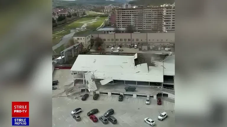 13 mașini au fost avariate de acoperișul unei parcări smuls de vântul extrem de puternic, în Râmnicu Vâlcea