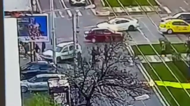 Un șofer nervos s-a urcat cu mașina pe trotuar pentru a lovi intenționat un pieton, în București. VIDEO