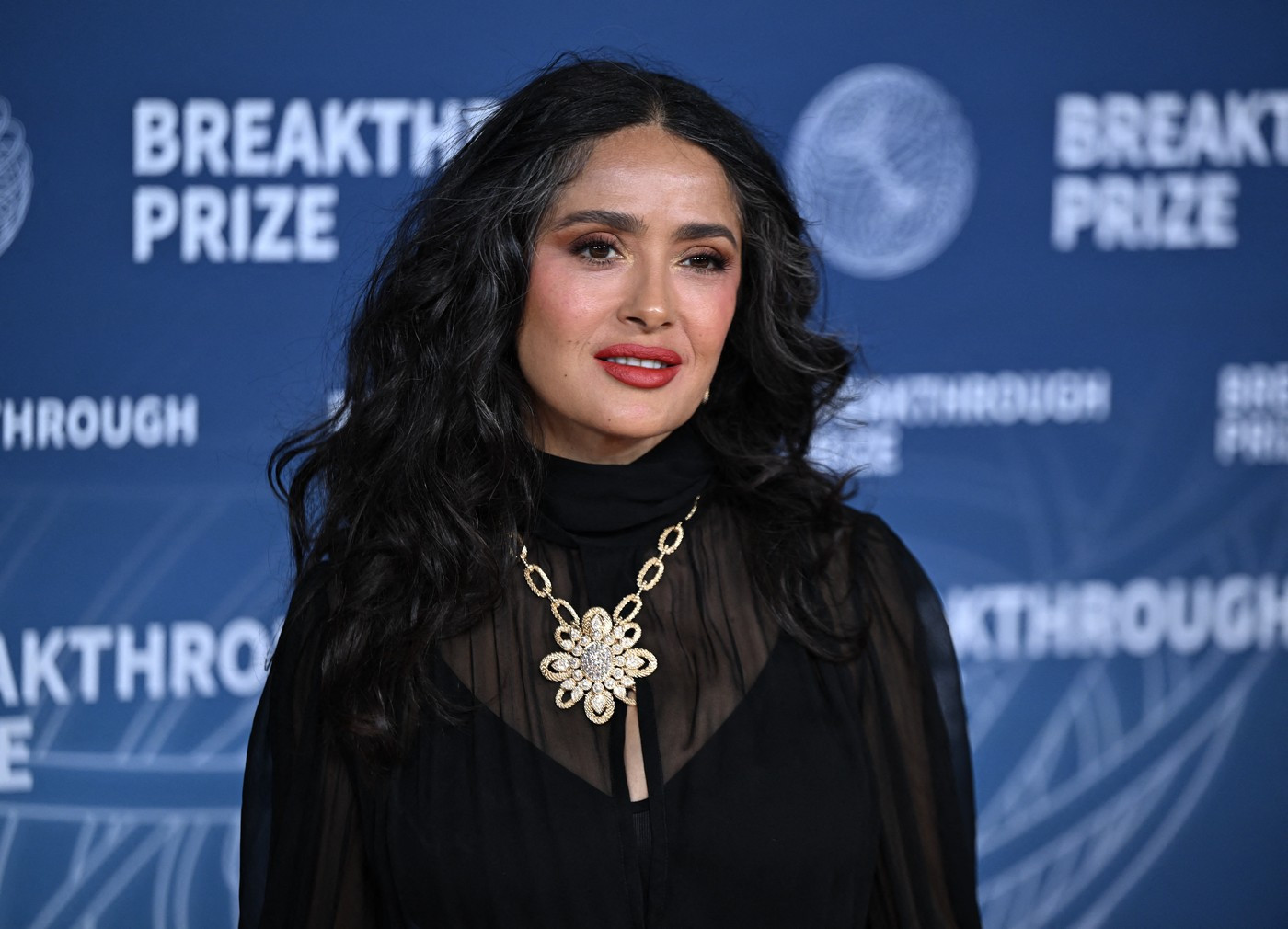 Salma Hayek a întors toate privirile pe covorul roșu. Un detaliu neașteptat a făcut diferența. FOTO