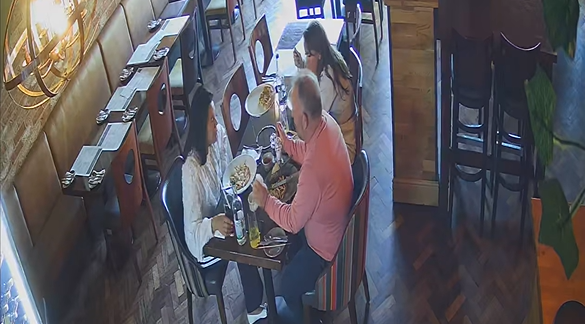Un cuplu a refuzat să plătească nota la restaurant, după ce a găsit un ciob în mâncare. Ce a surprins camera de supraveghere