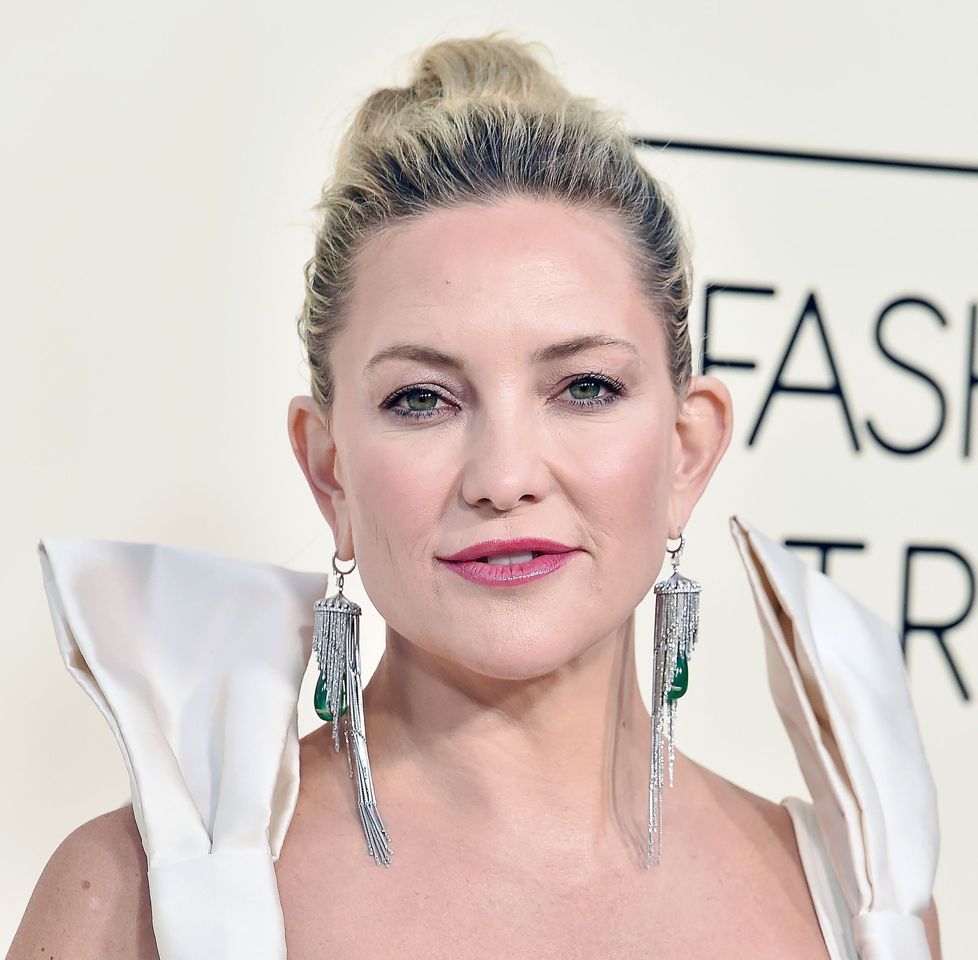 Kate Hudson, apariție spectaculoasă pe covorul roșu. Actrița a strălucit într-o rochie îndrăzneață. FOTO