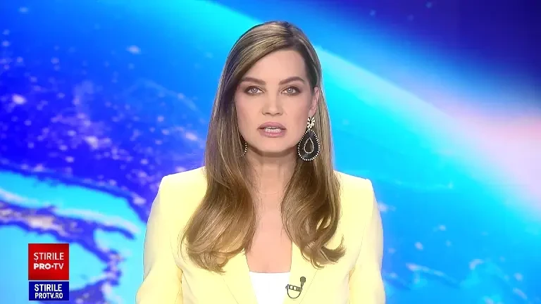 Momentul în care un șofer nervos s-a urcat cu mașina pe trotuar pentru a lovi intenționat un pieton, în București. VIDEO