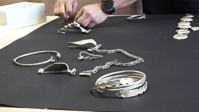 Comoară dacică descoperită într-o pădure din Mureș. Setul de bijuterii din argint este mai vechi de 2.000 de ani