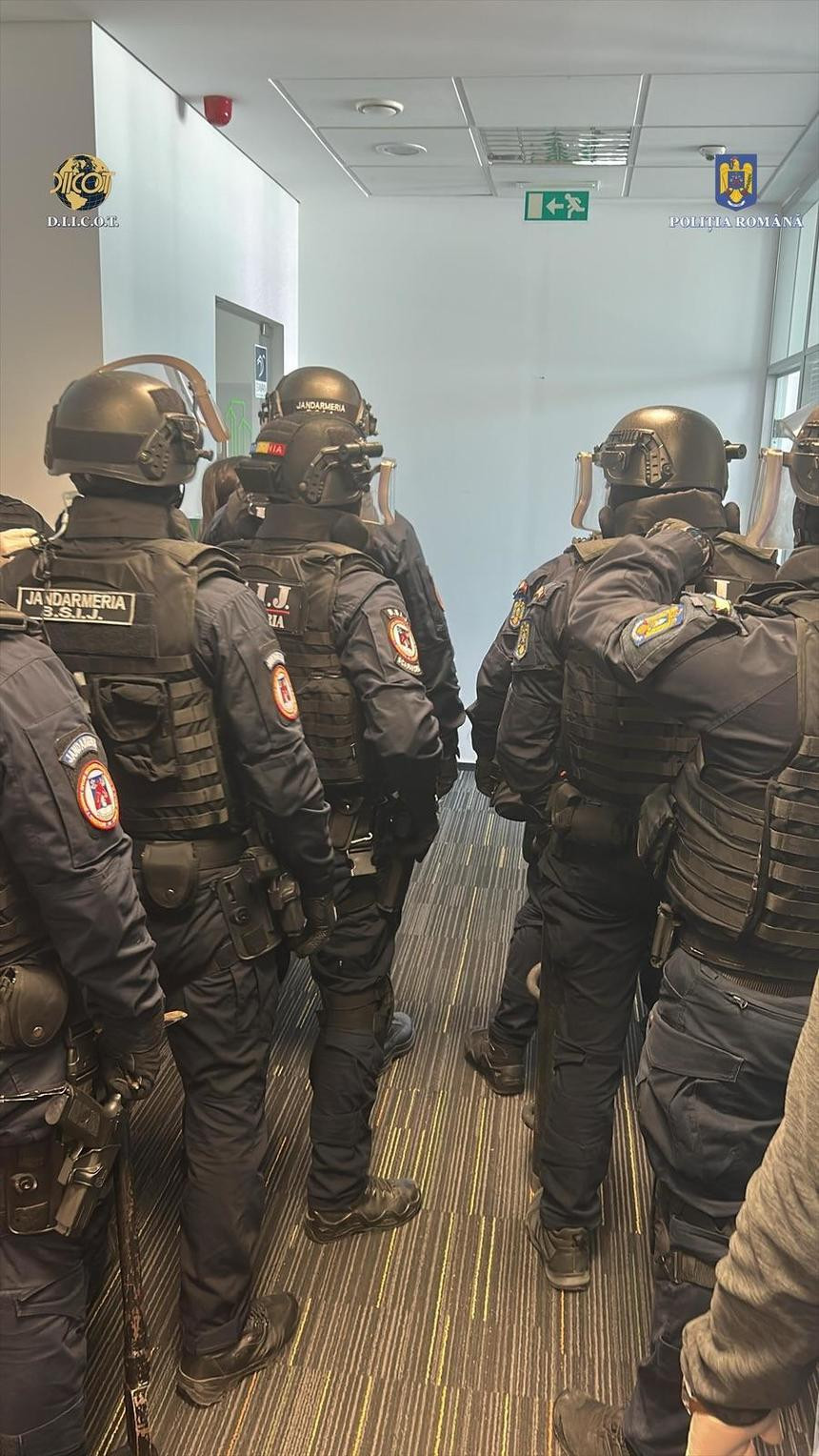 Gruparea de români care a păcălit persoane interesate de investiții a adunat sume fabuloase. 13 au fost reținuți