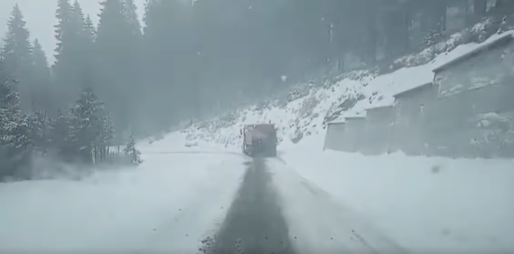 Ninsori abundente şi vizibilitate scăzută pe DN 7A. Șoferii sunt sfătuiţi să evite zona dacă nu au maşini echipate. VIDEO