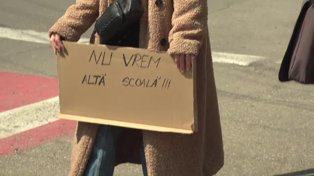 Situație de criză în două școli din Ploiești: elevii învață în 3 schimburi, dar nu mai încap în bănci. Părinții protestează