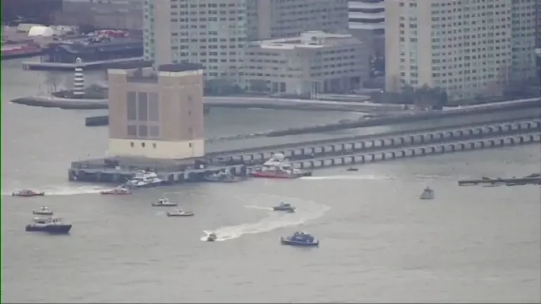 Un elicopter s-a prăbușit în râul Hudson din New York. O persoană a murit