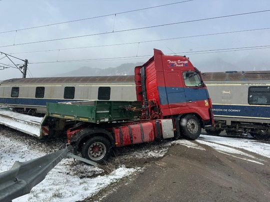 Accident feroviar în Bușteni. Un tren cu peste 400 de pasageri a lovit un camion. Circulația, afectată | FOTO