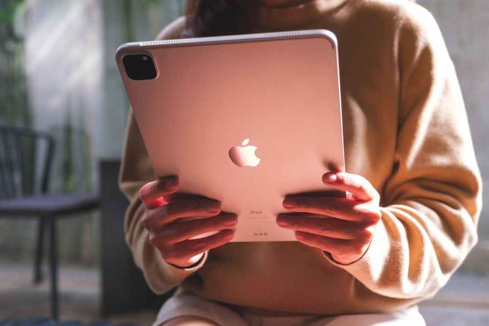 Mama a doi copii, băgată în celulă după ce le-a „confiscat” tabletele ca să se concentreze la teme. Experiența traumatizantă