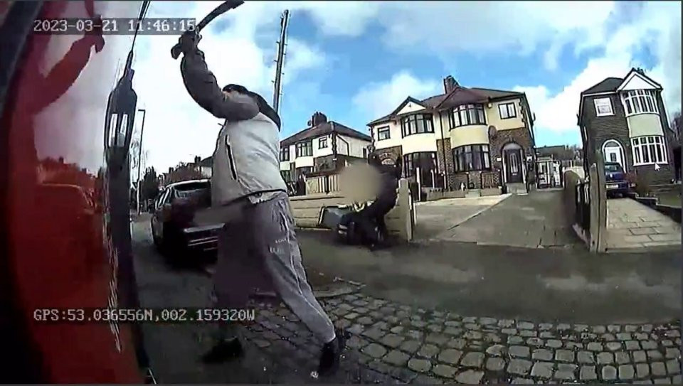 Trei bărbați i-au atacat pe angajații de la salubrizare cu mai multe topoare, într-un oraș din Marea Britanie. VIDEO